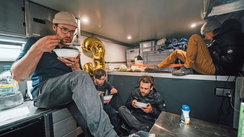 Recht viel Komfort auf kleinem Raum: David Koller, David Pöschel, Patrik Koller und Kamerafrau Anna Plocinska (von links). Fotos: Sidario Balzarini