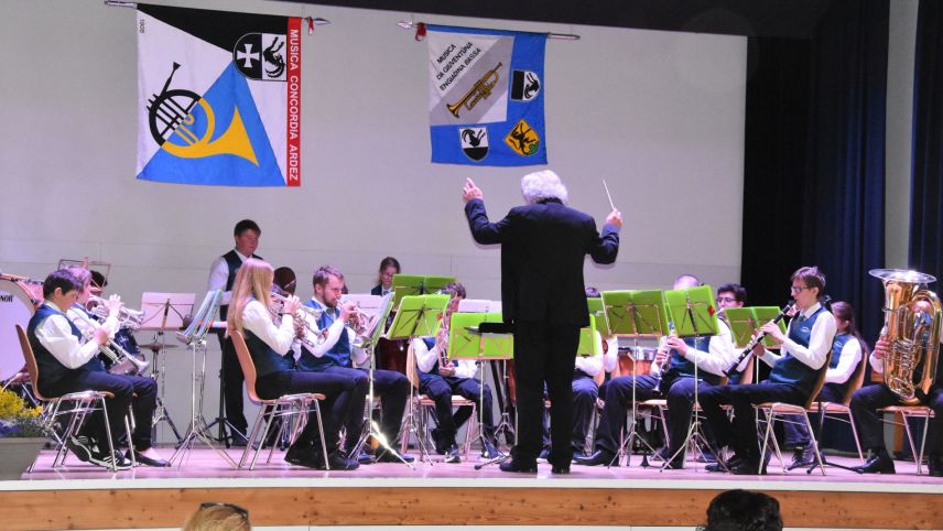 ... e la Musica da giuventüna Engiadina Bassa cul dirigent Ivan Nussio han tratgnü  il public ad Ardez (fotografia: Nicolo Bass).