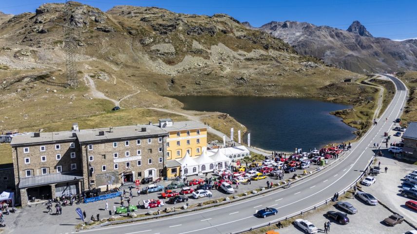 Historische Boliden, dröhnende Motoren und aussergewöhnliche Kulisse: Der Bernina Gran Turismo verbindet Rennsport mit Hochgebirgspanorama. Fotos: Giancarlo Cattaneo / fotoswiss.com