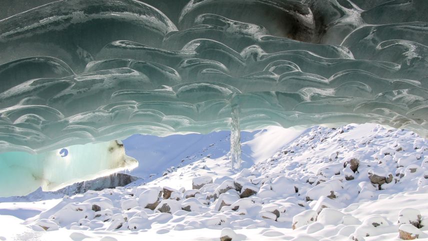 Lufteinschlüsse, Sand und Stein sind in den rätselhaften Eisschuppen eingeschlossen. 