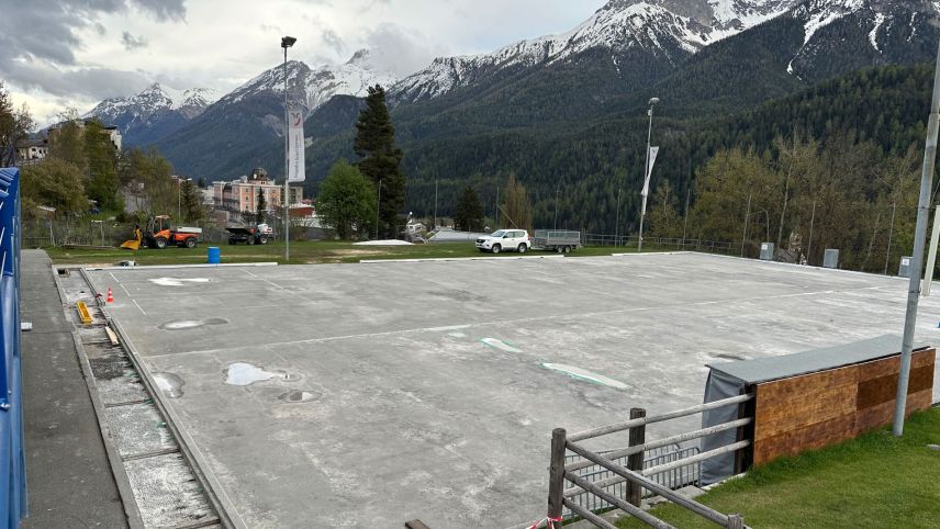 La sanaziun da la plazza da sport da Trü a Scuol pon cuntinuar. Il discapit da marcurdi resta sainza consequenzas (fotografia: Nicolo Bass).