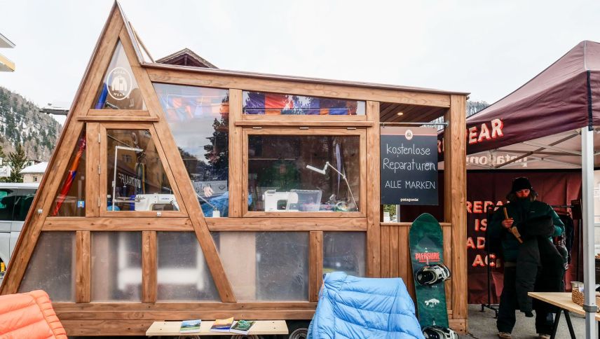 Die mobile Worn-Wear-Reparaturwerkstatt von Patagonia stand am Wochenende auf der Plazza Bellavista in Pontresina. Foto: Jon Duschletta