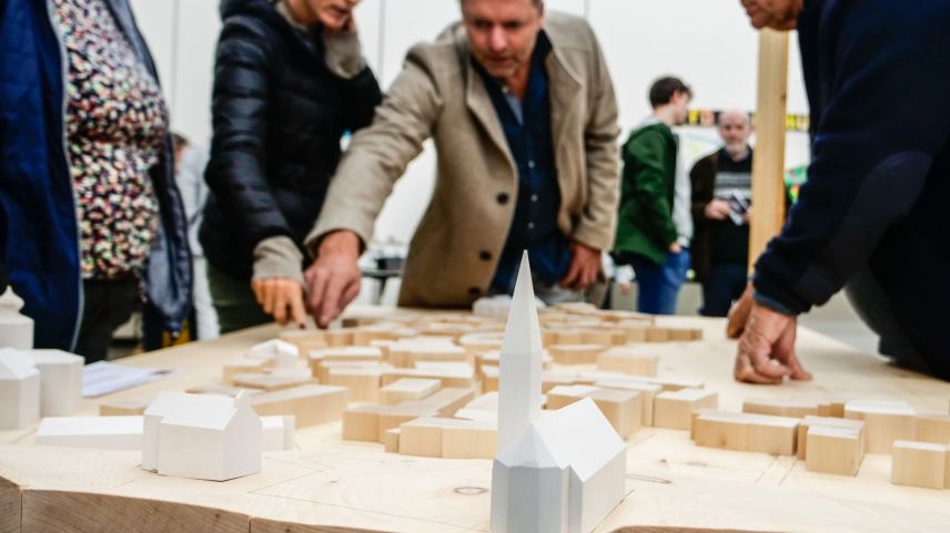 Quist model dal cumün da Zernez anno 1872 preschainta las chasas desdrüttas dal fö in brün e quellas schaniadas in alb (fotografia: Jon Duschletta).