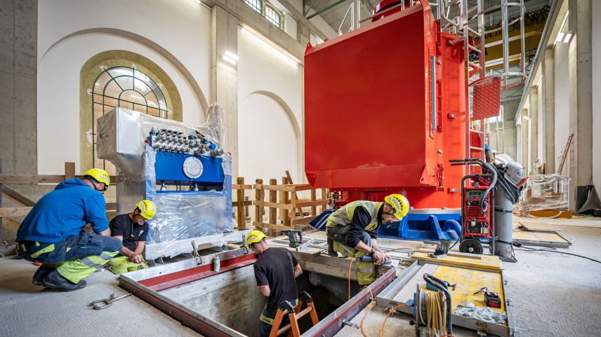 Blick in die Repower-Kraftwerkszentrale Robbia, wo im Rahmen der Gesamterneuerung die Montagearbeiten der drei Generatoren und Turbinen im Gang sind. Fotos: Repower/Yanik Bürkli