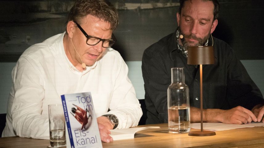 Andrea Gutgsell liest anlässlich der Silser Büchertage aus seinem neuen Roman. Rechts ist Moderator Lorenzo Pollin zu sehen. Foto: Reto Stifel