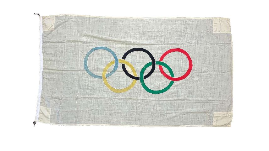 Die Fahne ist 2,5 mal 1,35 Meter gross. Foto: z. Vfg.