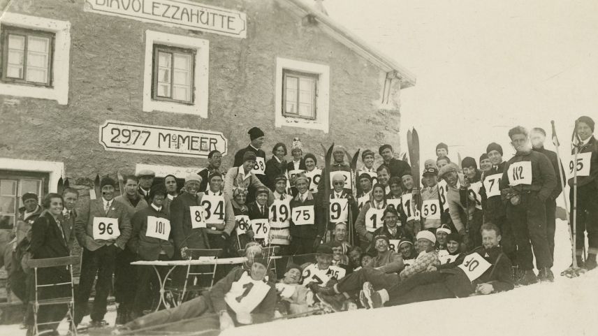 Das Diavolezza-Abfahrtsrennen war ein Spektakel für Teilnehmende und Zuschauende. Foto: Museum Alpin Pontresina