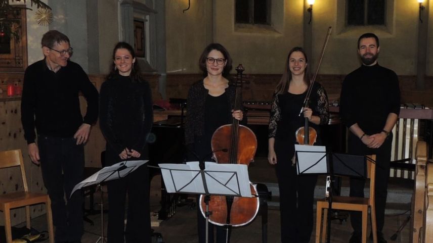 Da dretta: Curdin Janett, Aita Gaudenz, Cristina Janett, Flurina Sarott e Janic Sarott, han survgni ün grond applaus (fotografia: Benedict Stecher).