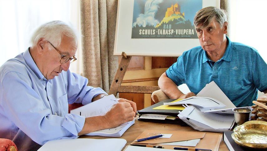 Rolf Zollinger (a schnestra) e Peter Lang illa documentaziun «Herbstfeuer». L’Hotel Waldhaus in flommas: Ün’impreschiun our da la documentaziun (fotografia: Turaco Filmproduktion).