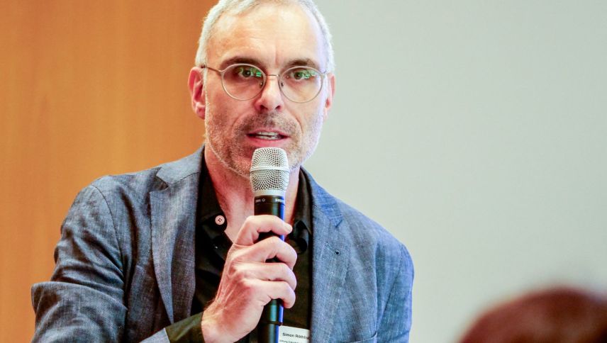 Simon Röthlisberger, Geschäftsführer Stiftung Zukunft für Schweizer Fahrende. Foto: Jon Duschletta