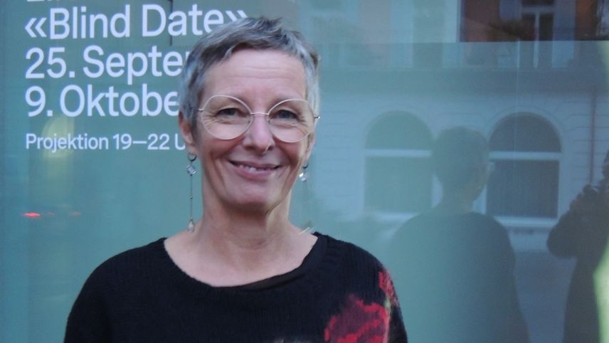 Elisabeth Hölzl davant il Nairs Lab a Scuol (fotografia: Benedict Stecher).