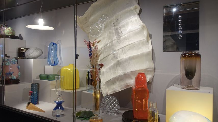 Blick in die Vitrine mit den unterschiedlichsten Glasobjekten.    Foto: z. Vfg