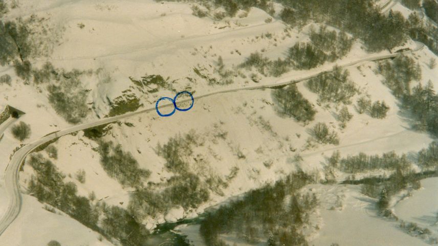 Gonda am Tag nach dem Lawinenunglück, eingezeichnet sind die Standorte der verschütteten Autos. Foto: Peder Caviezel