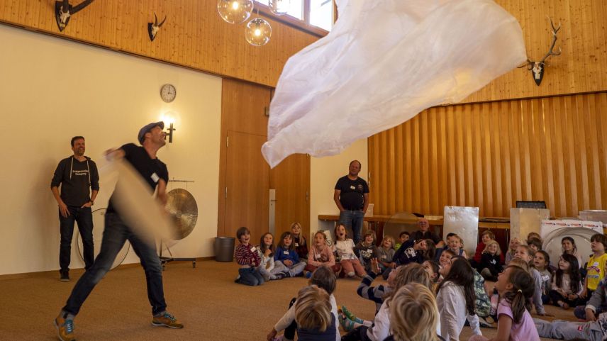 Diese Woche lief für die Schülerschaft aus Sils und Silvaplana ein äusserst interessantes Programm. Neben Tanzen und Singen wurde mit den Kindern auch viel gespielt.				Fotos: Tiago Almeida