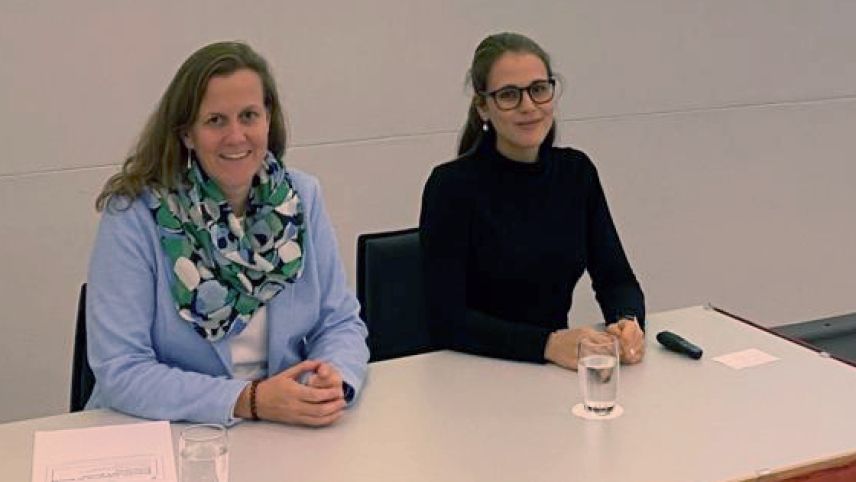 Las scienziadas rumantschas Dominique Caglia e Flurina Kaufmann-Henkel (fotografia: mad).