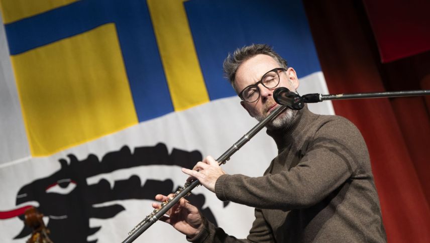 Nik Hartmann verblüfft mit einer Querflöten-Einlage.  Foto: Mayk Wendt