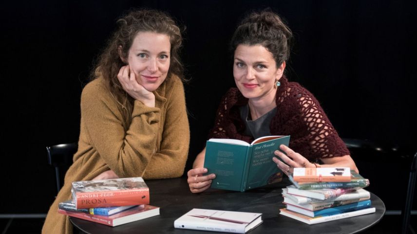 Flurina Badel (a schnestra) e Bettina Vital han preparà il program per la seguond’ediziun dal festival «LitteraturA Nairs» (fotografia: Mayk Wendt).