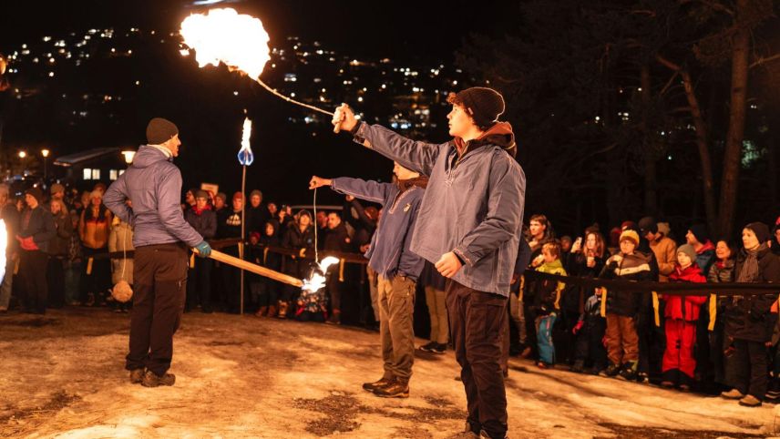 Die ältesten Schulkinder veranstalten ein wahres Feuerspektakel. Foto: Mayk Wendt