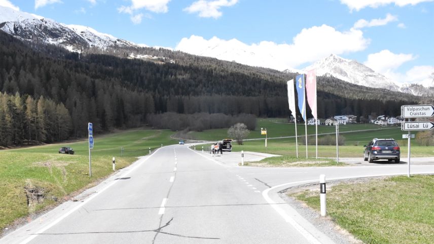 Rechts der Zubringer von Lü auf die Ofenbergstrasse. Foto: Kantonspolizei Graubünden