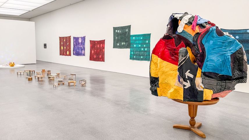 Blick in die Jahresausstellung "a table!" im Bündner Kunstmuseum in Chur. Foto: Jon Duschletta