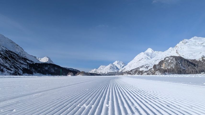 Die zwei Gesichter des Winters: Traumhafte Bedingungen auf den Oberengadiner Seen (wie hier auf dem Bild), akute Lawinengefahr zwischen S-chanf und Zernez. Foto: Corinne Menghini