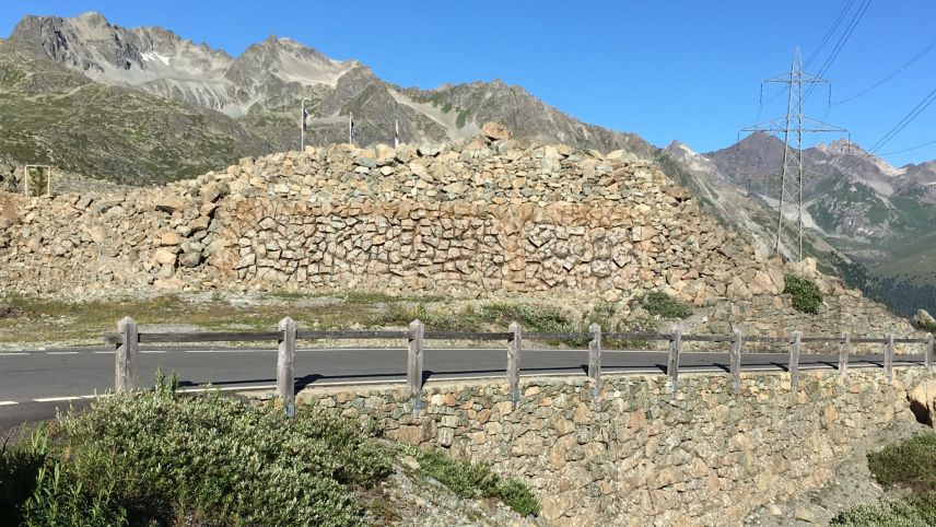 Der gut getarnte Bunker am Albulapass verschiebt sich jedes Jahr um ein paar Millimeter.  Foto: Hans Stäbler