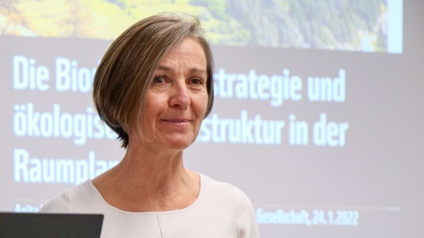 Anita Mazzetta sprach in Samedan zur Biodiversitätsstrategie und den Möglichkeiten der Gemeinden, an der ökologischen Infrastruktur mitzubauen. Foto: Jon Duschletta
