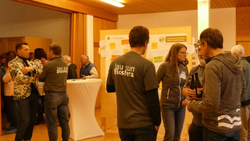 La populaziun da la Val Müstair giavüscha eir üna promo­ziun dal dialog tanter las generaziuns (fotografia: mad).