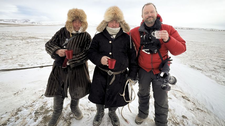 Gian Giovanoli stösst mit den kasachischen Nomaden an. Foto: Gian Giovanoli