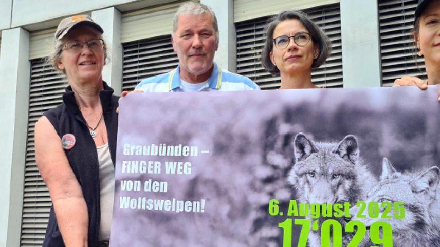 Übergabe der etition. Foto: Keystone/SDA