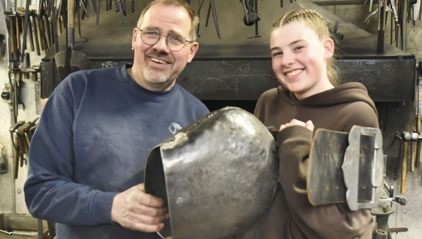 Thomas Lampert aus Giarsun hat für seine Tochter Selina eine Chalandamarz-Glocke geschmiedet. Foto: Hans Ulrich Gantenbein