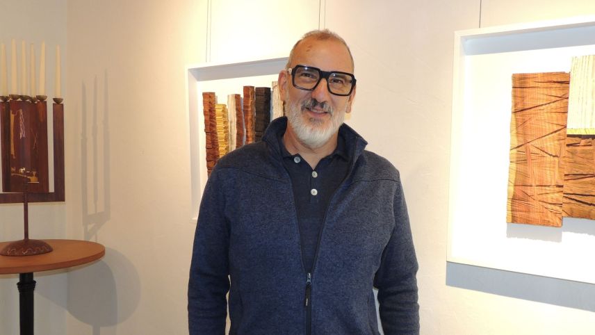 L’artist Silvio Gallo lavura cun differentas fuormas e materials (fotografia: Benedict Stecher).