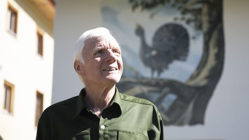 Karl Andersag aus Tarasp hat mehrere Tausend Stunden Filmmaterial nummeriert, beschriftet und archiviert (Foto: Mayk Wendt).