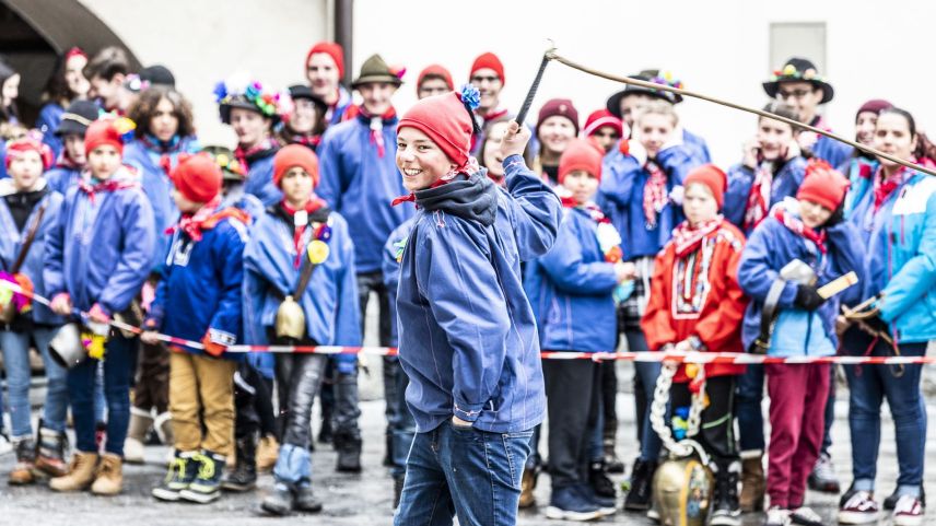 Peitschenknallen in Scuol. Foto: TESSVM/Andrea Badrutt