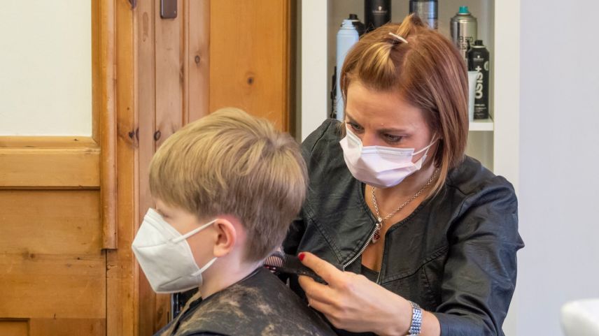 Über die Festtage hat Coiffeuse Manuela Eyholzer viel zu tun. Dieses Jahr aber nicht so.	
Foto: Valentina Baumann