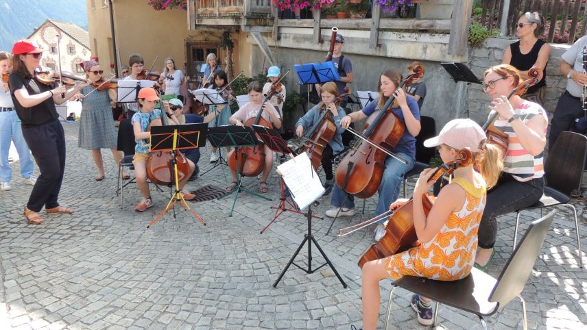 La gruppa cun partecipants plü giuvens cun Madlaina Janett (fotografia: Benedict Stecher).