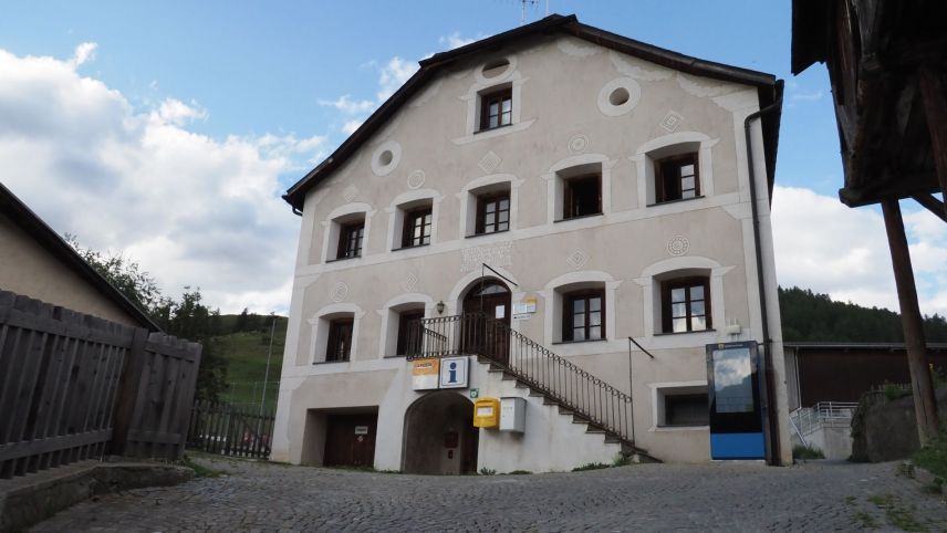 La chasa da scoula da Guarda: sül prüm plan – entrond sü da s-chala – as rechatta il büro turistic cun servezzans da posta. I’l plan d’immez s’installarà ün büro d’architectura (fotografia: David Truttmann).