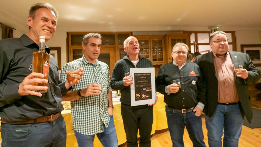 Die Initiatoren Christian Plüss (links), Reto Rauch (zweiter von links), Freddy Lengen (zweiter von rechts) und Roland Squaratti (rechts) überreichen Maurer (Mitte) die Götti-Urkunde. Fotos: Daniel Zaugg