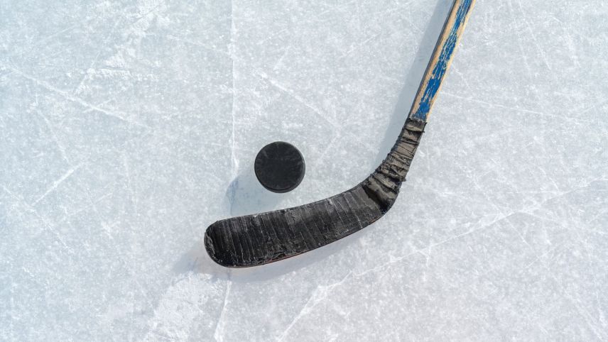 Bald geht es für den Eishockey-Nachwuchs wieder aufs Eis – doch erstmal nur in Scuol. Foto: Shutterstock, Igor Link
