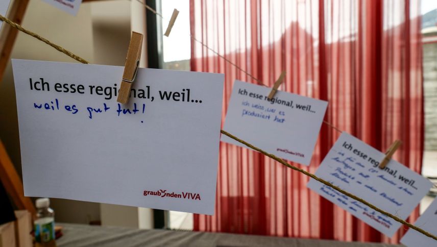 An einem der diversen Informationsstände des Klimagipfels in Landquart wurde die Frage gestellt, weshalb man «regional isst». Foto: Jon Duschletta