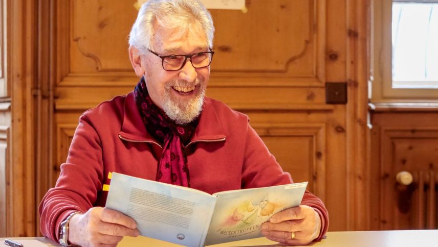 Alfred A. Weber stammt ursprünglich aus Deutschland, arbeitete als Polizist und ist seit seiner Pensionierung in Ardez heimisch geworden. Foto: Jon Duschletta 