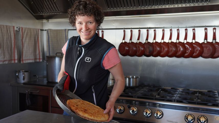 Silvana Ulmann bäckt für ihre Gäste Kuchen und Brot.