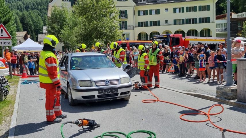 Vor zahlreichen Zuschauern wurde jeder Schritt erklärt. Foto: Karin Ming