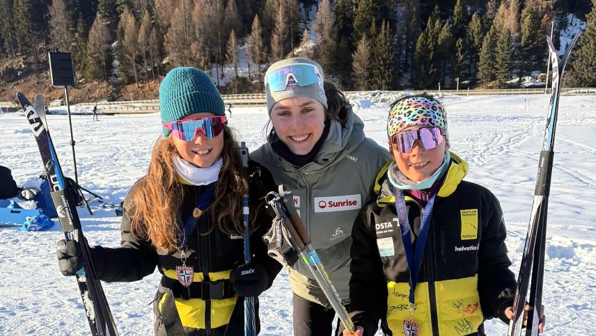 Marina Kälin mit zwei Teilnehmerinnen des Langlauf-Pokals. Foto: z. Vfg