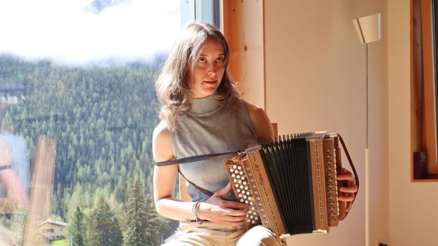 Paschiunada pella musica populara: Bigna Guler da Brail suna daspö 12 ons l’orgelin da man e stübgia daspö ün on musica populara a Lucerna (fotografia: Martin Camichel).