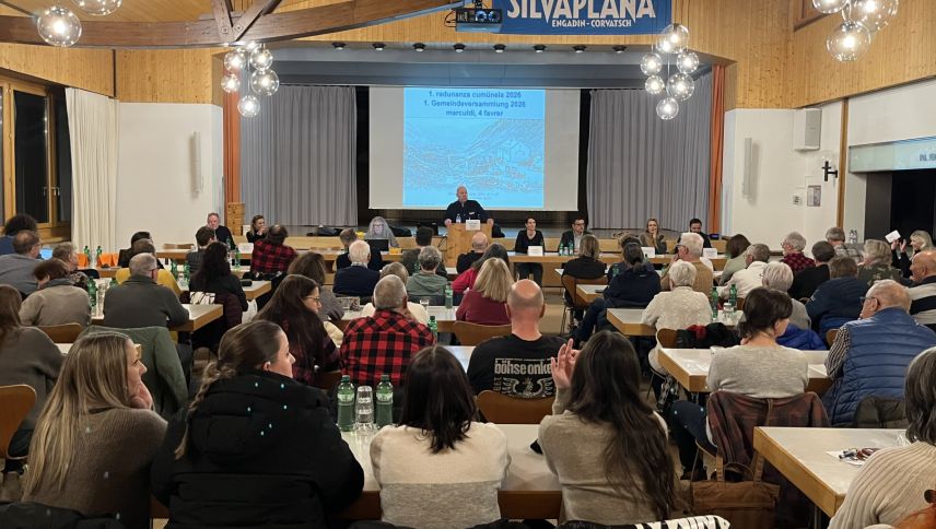 Auch in Silvaplana ist der Gemeindesall voll. 114 Anwesende. Foto: Andrea Gutgsell