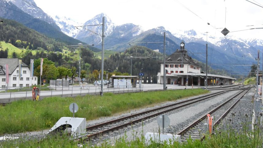 Cul concept Trafic 2025 da la Confederaziun gnaran definits ils prossems pass per üna colliaziun da tren tanter l’Engiadina ed il Vnuost. Intant vegnan fixats  ils trasses pussibels (fotografia: Nicolo Bass).