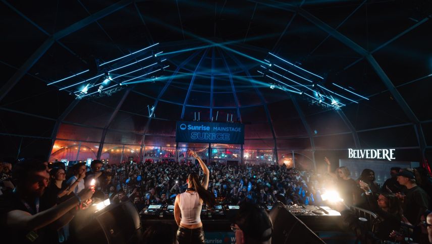 Und so sieht es ab heute Abend aus vor der Hauptbühne: junge Menschen die Tanzen, Feiern und eine gute Zeit haben. Foto: SunIce Festival