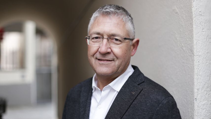 «Sportas medialas da radio, televisiun ed online daraja eir in avegnir in Svizra, però surtuot in lingua tudais-cha», disch Vincent Augustin, president da la SRG.R (fotografia: SRG.R).