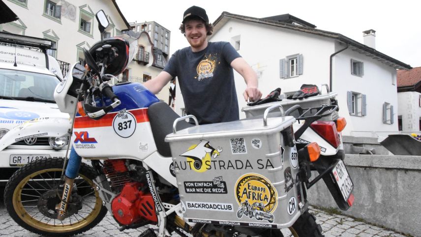 Cun ün töf ed ün auto da maximalmaing 50 chavagls viagian ils quatter giuvens in 18 dis da Tanger fin Marrakesch, sur il Atlas e tras la Sahara inavo al lö da partenza (fotografia: Nicolo Bass).